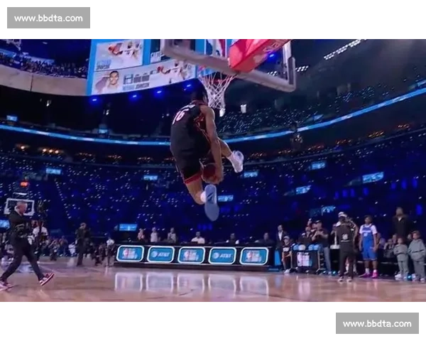 战斧扣篮震撼全场 展现篮球运动极限力量与技巧 战斧扣篮震撼全场 展现篮球运动极限力量与技巧